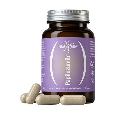 A bottle of Papilozumib capsules by Hifas da Terra, with four capsules beside it.